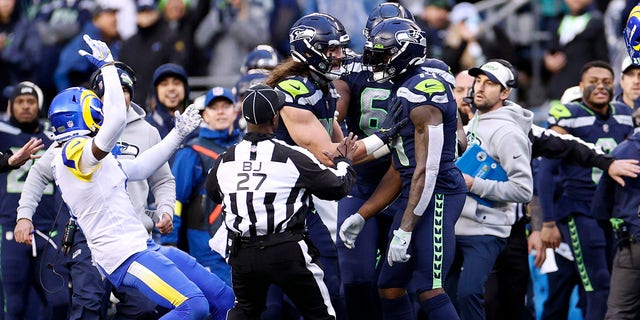 Jalen Ramsey #5 de Los Angeles Rams discute con DK Metcalf #14 de los Seattle Seahawks después de una jugada durante el último cuarto en Lumen Field el 8 de enero de 2023 en Seattle.