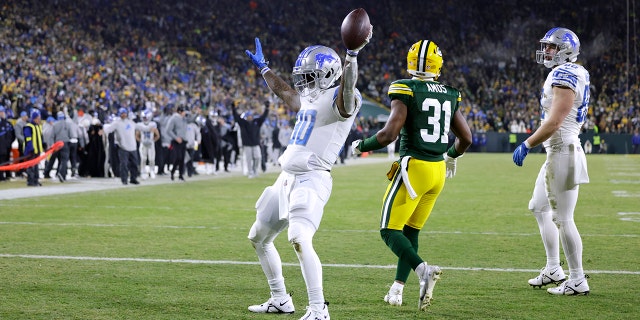 Le porteur de ballon des Lions de Detroit Jamaal Williams célèbre après avoir marqué au cours de la seconde moitié d'un match de football de la NFL contre les Packers de Green Bay le dimanche 8 janvier 2023 à Green Bay, Wisconsin.