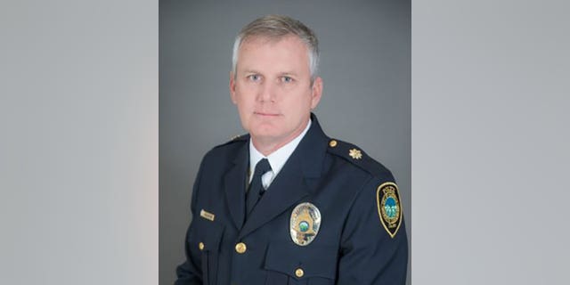 el subjefe james "Jim" Baumstark comenzó a trabajar en el Departamento de Policía de Asheville (APD) el 9 de noviembre de 2015. Antes de su llegada, sirvió en el Departamento de Policía del Condado de Fairfax (FCDP) en Fairfax, Virginia, durante más de 26 años.