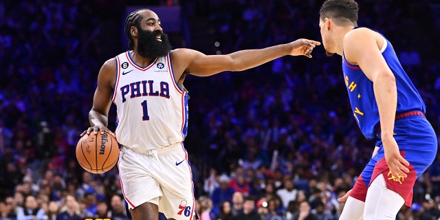 El portero de los Sixers, James Harden, controla el balón contra el alero de los Denver Nuggets, Michael Porter Jr., el 28 de enero de 2023 en Filadelfia.