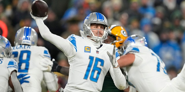 Jared Goff de los Detroit Lions pasa contra los Packers en Lambeau Field el 8 de enero de 2023 en Green Bay.