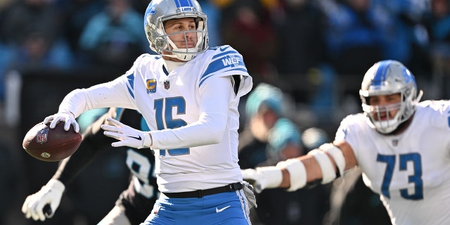 Jared Goff de los Detroit Lions busca un pase contra los Panthers en el Bank of America Stadium el 24 de diciembre de 2022 en Charlotte, Carolina del Norte.