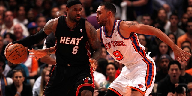 LeBron James # 6 du Miami Heat cherche à passer en première mi-temps contre Jared Jeffries des New York Knicks lors du quatrième match des quarts de finale de la Conférence Est lors des éliminatoires de la NBA 2012 le 6 mai 2012 au Madison Square Garden de Nueva York.