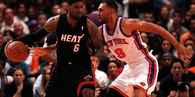 LeBron James # 6 du Miami Heat cherche à passer en première mi-temps contre Jared Jeffries des New York Knicks lors du quatrième match des quarts de finale de la Conférence Est lors des éliminatoires de la NBA 2012 le 6 mai 2012 au Madison Square Garden de Nueva York.