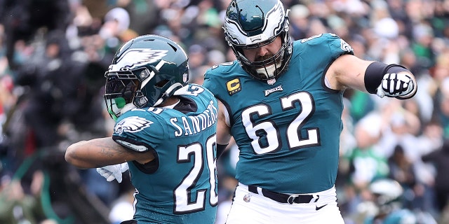 El No. 26 de los Philadelphia Eagles, Miles Sanders, celebra con el No. 62 Jason Kelce después de anotar un touchdown de 6 yardas contra los San Francisco 49ers durante el primer cuarto del Juego de Campeonato de la NFC en el Lincoln Financial Field el 29 de enero de 2023 en Filadelfia.