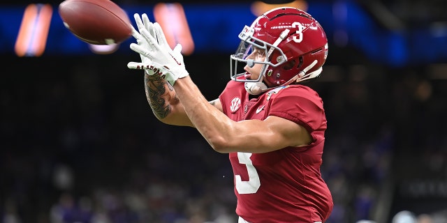 El receptor abierto de Alabama, Jermaine Burton, hace una atrapada durante el Allstate Sugar Bowl contra Kansas State el 31 de diciembre de 2022 en el Caesars Superdome de Nueva Orleans.