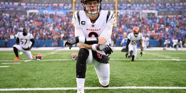 Joe Burrow of the Cincinnati Bengals warms up before kickoff against the Buffalo Bills at Highmark Stadium on January 22, 2023 in Orchard Park, New York.