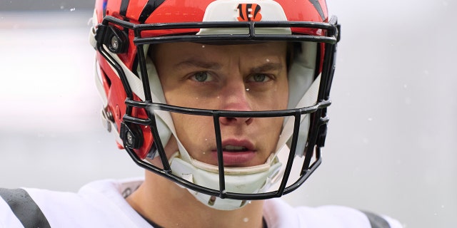 Joe Burrow de los Cincinnati Bengals se calienta antes del inicio contra los Buffalo Bills en el Highmark Stadium el 22 de enero de 2023 en Orchard Park, Nueva York.