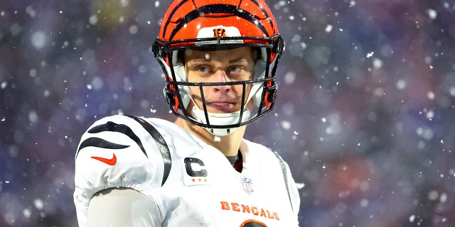 # 9 Joe Burrow de los Cincinnati Bengals mira contra los Buffalo Bills durante el tercer cuarto del juego de Playoff Divisional de la AFC en el Highmark Stadium el 22 de enero de 2023 en Orchard Park, Nueva York.