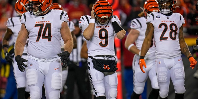 29 de enero de 2023;  Kansas City, Misuri, Estados Unidos;  El mariscal de campo de los Cincinnati Bengals, Joe Burrow (9), se cubre los oídos para recibir una jugada en el primer cuarto del juego de campeonato de la NFL de la AFC entre los Cincinnati Bengals y los Kansas City Chiefs, el domingo 29 de enero de 2023, en el Arrowhead Stadium en Kansas City, Mo.