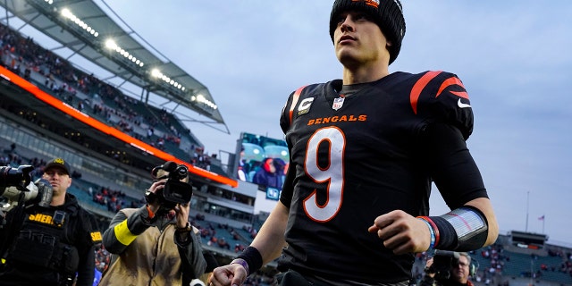 El mariscal de campo de los Bengals, Joe Burrow, abandona el campo después de la victoria sobre los Baltimore Ravens en Cincinnati el domingo 8 de enero de 2023.