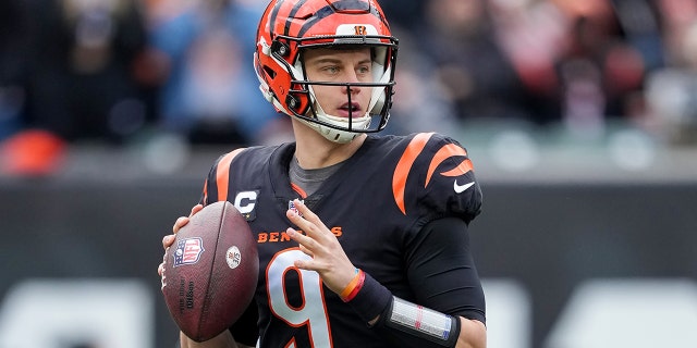 Joe Burrow de los Cincinnati Bengals vuelve a pasar en el primer cuarto contra los Baltimore Ravens en el Paycor Stadium el 8 de enero de 2023 en Cincinnati.