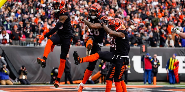 El corredor de los Cincinnati Bengals, Joe Mixon, en el centro, celebra un touchdown contra los Baltimore Ravens en la primera mitad de un partido en Cincinnati el domingo 8 de enero de 2023. 