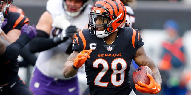 January 8, 2023;  Cincinnati, Ohio, United States;  Cincinnati Bengals running back Joe Mixon (28) looks for space during the third quarter against the Baltimore Ravens at Paycor Stadium.