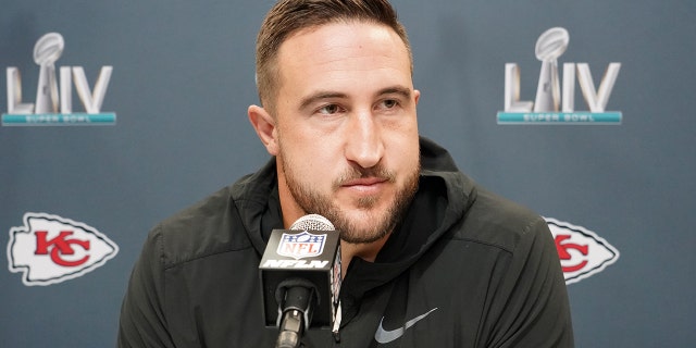 Los 49ers de San Francisco abordan a Joe Staley durante la conferencia de prensa del Super Bowl LIV en el Hyatt Regency Miami/James L. Knight Center en Miami el 28 de enero de 2020.