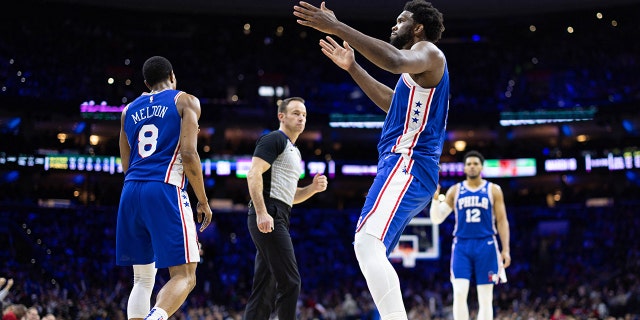 El centro de los Philadelphia 76ers, Joel Embiid (21), reacciona después de anotar en el tercer cuarto contra los Brooklyn Nets en el Wells Fargo Center de Filadelfia el 25 de enero de 2023.