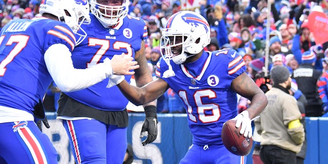 8 de enero de 2023;  Orchard Park, Nueva York, Estados Unidos;  El receptor abierto de los Buffalo Bills, John Brown (16), celebra un touchdown contra los New England Patriots con el mariscal de campo Josh Allen (17) y el tackle ofensivo Dion Dawkins (73) en el tercer cuarto en el Highmark Stadium.