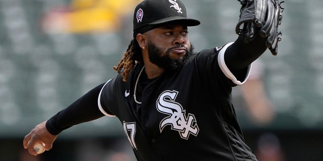 Chicago White Sox #47 Johnny Cueto lanza contra los Atléticos de Oakland en la parte baja de la primera entrada en el RingCentral Coliseum el 11 de septiembre de 2022 en Oakland, California.