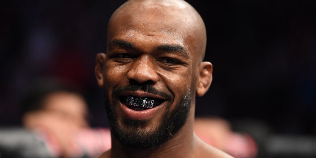 Jon Jones se para en su esquina antes de su pelea por el campeonato de peso semipesado en el Toyota Center el 8 de febrero de 2020 en Houston, Texas.