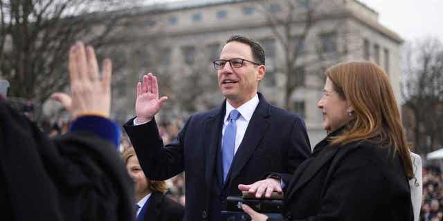 Josh Shapiro wordt op 17 januari 2023 in Harrisburg buiten het Capitool beëdigd als de 48e gouverneur van Pennsylvania.