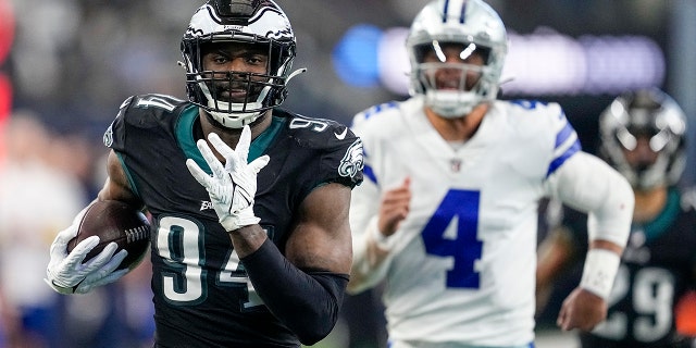 Josh Sweat, de los Philadelphia Eagles, intercepta un pase del mariscal de campo de los Dallas Cowboys, Dak Prescott, y lo devuelve para touchdown durante la primera mitad de un partido el 24 de diciembre de 2022 en Arlington, Texas. 