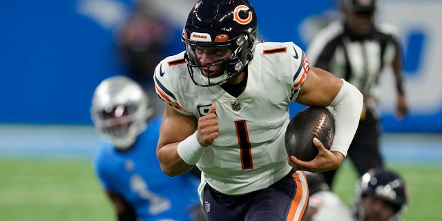 El mariscal de campo de los Chicago Bears, Justin Fields, lucha durante la primera mitad de un partido de fútbol americano de la NFL contra los Detroit Lions, el domingo 1 de enero de 2023, en Detroit. 