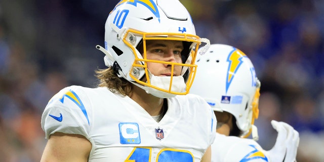 Los Angeles Chargers #10 Justin Herbert mira el partido contra los Indianapolis Colts en el Lucas Oil Stadium el 26 de diciembre de 2022 en Indianápolis, Indiana.