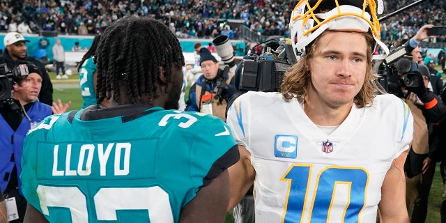 El mariscal de campo de los Chargers de Los Ángeles, Justin Herbert (10), abandona el campo después de una derrota en los playoffs ante los Jaguars de Jacksonville, el sábado 14 de enero de 2023 en Jacksonville, Florida.