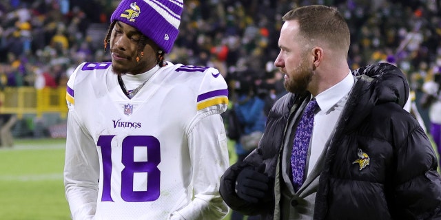 Justin Jefferson #18 de los Minnesota Vikings abandona el campo después del partido contra los Green Bay Packers en Lambeau Field el 1 de enero de 2023 en Green Bay, Wisconsin. 