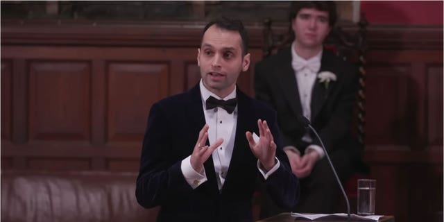 El comediante ruso-británico Konstantin Kissin actúa durante un debate en la Oxford Union Society.