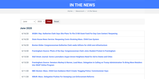 Stroming "In het nieuws" sectie van de website van House Democraat Whip Katherine Clark uit Massachusetts die een pro-defund lijkt te hebben gehad, het politieartikel is eruit geschrapt.