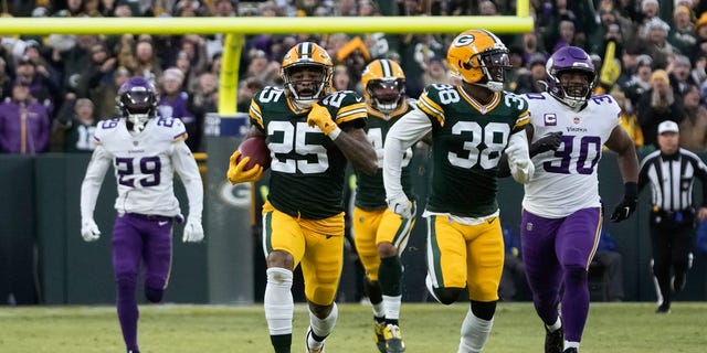 Green Bay Packers' Keisean Nixon (25) returns a kickoff 105 yards for a touchdown during the first half of an NFL football game against the Minnesota Vikings, Sunday, Jan. 1, 2023, in Green Bay, Wisconsin.