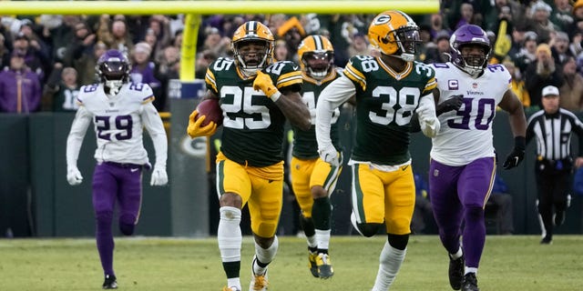 Green Bay Packers' Keisean Nixon (25) returns a kickoff 105 yards for a touchdown during the first half of an NFL football game against the Minnesota Vikings, Sunday, Jan. 1, 2023, in Green Bay, Wisconsin.