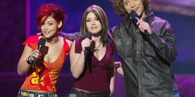 Nikki McKibbin, Kelly Clarkson and Justin Guarini perform on first "American Idol."