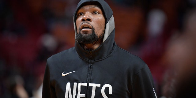 El alero de los Brooklyn Nets, Kevin Durant (7), se calienta antes de un partido contra el Miami Heat en el FTX Arena de Miami, Florida, el 8 de enero de 2023.