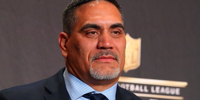 Hall Pro Football Hall of Fame inductee and former New York Jet Kevin Mawae on Feb. 2, 2019 at the Fox Theatre in Atlanta.