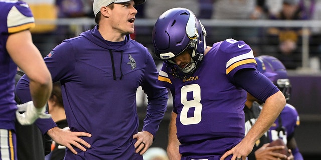 Kirk Cousins ​​and Minnesota Vikings head coach Kevin O'Connell talk before the New York Giants game at US Bank Stadium on January 15, 2023 in Minneapolis.