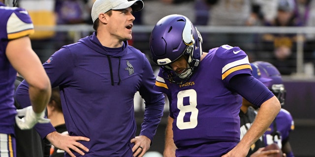 El entrenador en jefe de los Minnesota Vikings, Kevin O'Connell, y Kirk Cousins ​​​​conversan antes del partido de los New York Giants en el US Bank Stadium el 15 de enero de 2023 en Minneapolis.