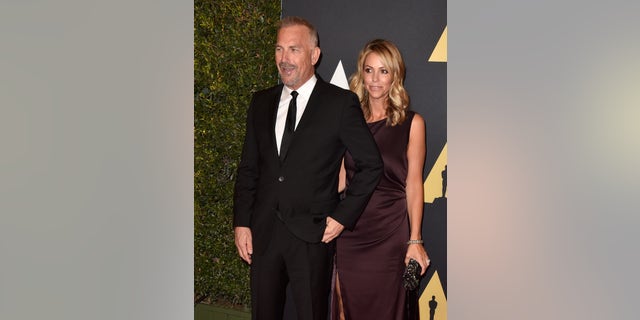 Kevin Costner, Christine pose