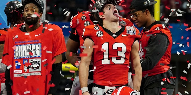 El mariscal de campo de Georgia, Stetson Bennett, celebra después del partido de playoffs semifinal de fútbol americano universitario de la NCAA de Peach Bowl entre Georgia y Ohio State, el domingo 1 de enero de 2023, en Atlanta. 