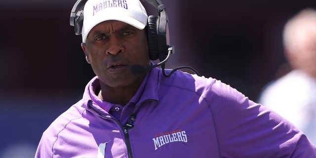 El entrenador en jefe de los Pittsburgh Maulers, Kirby Wilson, durante el primer cuarto de un partido contra los Michigan Panthers en el Legion Field el 19 de junio de 2022 en Birmingham, Alabama.