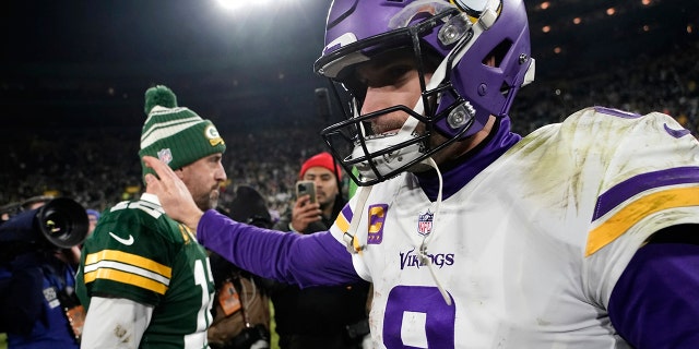 El mariscal de campo de los Minnesota Vikings, Kirk Cousins ​​​​(8), sale del campo frente al mariscal de campo de los Green Bay Packers, Aaron Rodgers, a la izquierda, después de un partido de fútbol americano de la NFL, el domingo 1 de enero de 2023, en Green Bay, Wisconsin.