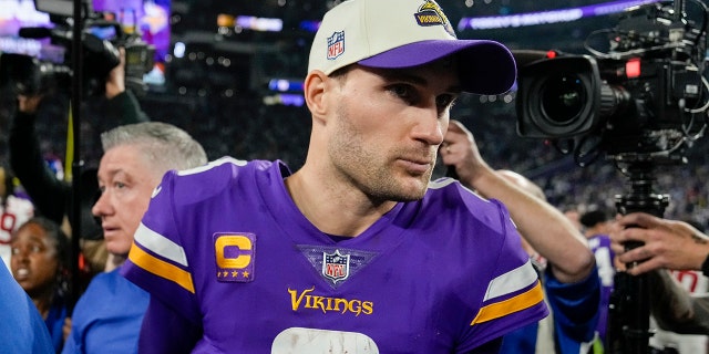 Kirk Cousins ​​​​de los Minnesota Vikings abandona el campo después de perder ante los New York Giants el domingo 15 de enero de 2023 en Minneapolis.