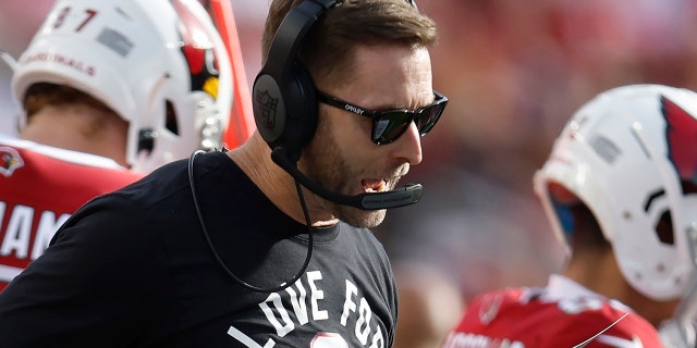 El entrenador en jefe de los Arizona Cardinals, Kliff Kingsbury, al margen durante el juego de los 49ers de San Francisco en Santa Clara, California, el domingo 8 de enero de 2023.