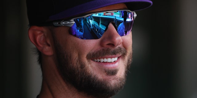 Kris Bryant de los Colorado Rockies observa desde el banquillo contra los Cachorros en Wrigley Field el 16 de septiembre de 2022 en Chicago.