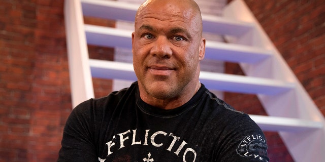 El luchador profesional y actor Kurt Angle posa el 4 de noviembre de 2017 mientras asiste a la Semana de los Juegos de París 2017, en el centro de exposiciones Porte de Versailles en París. 