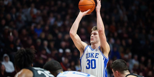 Kyle Filipowski shoots a free throw