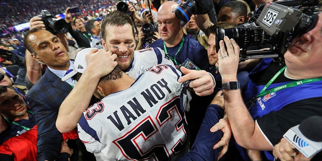 Super Bowl LIII: New England Patriots QB Tom Brady (12) victorioso con Kyle Van Noy (53) después de ganar el juego contra Los Angeles Rams en el Mercedes-Benz Stadium.  Atlanta, Georgia.