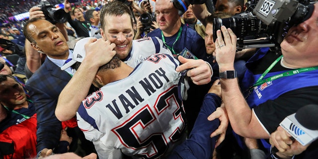 Super Bowl LIII: New England Patriots QB Tom Brady (12) victorioso con Kyle Van Noy (53) después de ganar el juego contra Los Angeles Rams en el Mercedes-Benz Stadium.  Atlanta, Georgia.