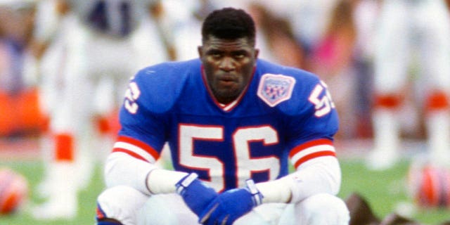 Lawrence Taylor van de New York Giants tijdens pregame warming-ups voorafgaand aan het spelen van de Buffalo Bills in Super Bowl XXV 27 januari 1991 in het Tampa Stadium in Tampa, Florida. De Giants wonnen de Super Bowl met 20-19. 